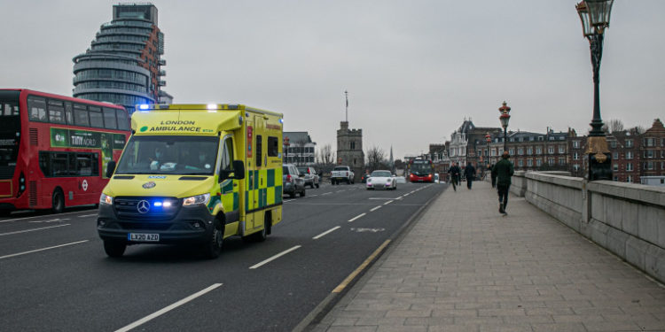 Spitalele din Londra au rămas fără personal medical din cauza COVID-19, armata trimite medici militari în ajutor