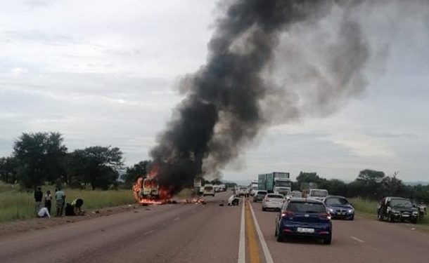 17 человек сгорели заживо в результате аварии рейсового автобуса в ЮАР