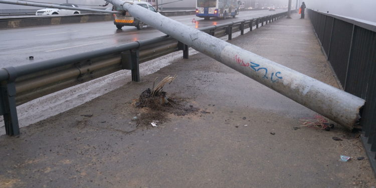 В столице собираются заменить 300 электрических столбов на мостах