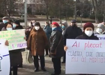 «Долой грабительские тарифы». Десятки человек провели акцию протеста перед зданием администрации президента | VIDEO