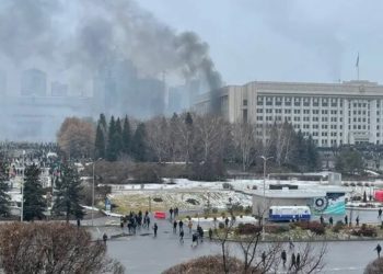 В Алма-Ате загорелось здание резиденции президента Казахстана. В столице и некоторых районах введено ЧП