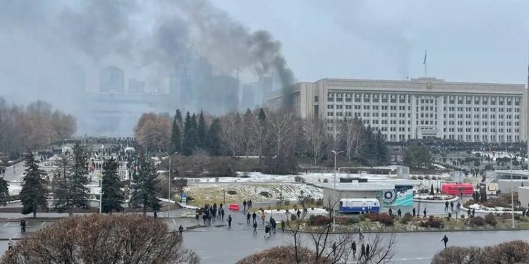 В Алма-Ате загорелось здание резиденции президента Казахстана. В столице и некоторых районах введено ЧП