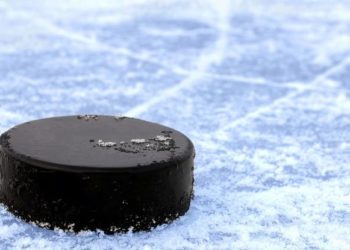 Российских и чешских хоккеистов сняли с авиарейса за пьянство, курение и отказ от масок