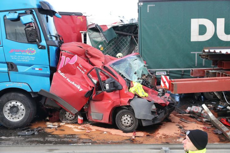 Carambol uriaș, cu peste 40 de mașini, pe o autostradă din Cehia | FOTO