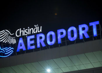 Lacrimi de tristeţe și îmbrăţişări pe Aeroportul din Chişinău. Mii de moldoveni veniți acasă de sărbători, nevoiți să plece din nou peste hotare | VIDEO
