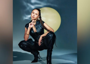 Певица из Black Star спряталась в самолете в захваченном аэропорту Алма-Аты