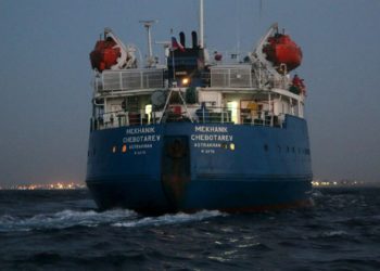 Буксир под молдавским флагом спас экипаж с загоревшегося танкера в Черном море