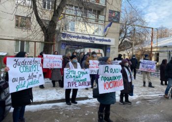 „В отставку! Долой коррупцию!”. Члены Партии «ШОР» провели протесты у зданий судов в Бельцах и Кишиневе, требуя отставки судей, которые сняли Марину Таубер с выборов | VIDEO