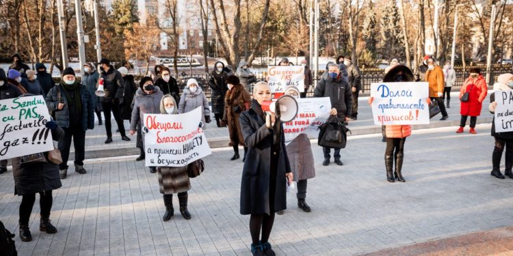 Flash mob cu facturi la Președinție. Partidul „ȘOR” critică scumpirile fără precedent a gazelor