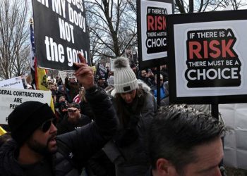 В Вашингтоне на митинг против обязательной вакцинации вышли тысячи человек