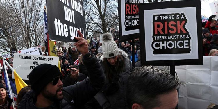 В Вашингтоне на митинг против обязательной вакцинации вышли тысячи человек