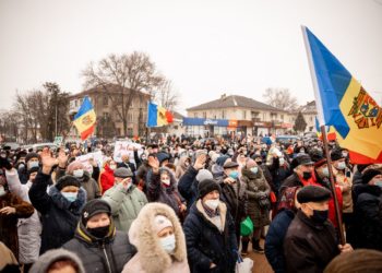 „Jos Guvernul, jos Maia Sandu!”. Orheienii protestează în fața Consiliului Raional și cer demisia Executivului | VIDEO