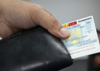 Unii moldoveni cu cetățenie română ar putea rămâne fără actul de identitate | VIDEO