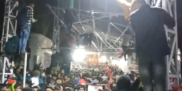 В Кашмире в давке возле храма погибли люди
