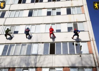 Magia Crăciunului la Spitalul Clinic Municipal pentru Copii ,,Valentin Ignatenco»: Moș Crăciun, Spider Man, Halk și Optimus Prime au intrat în saloane prin geamuri | VIDEO