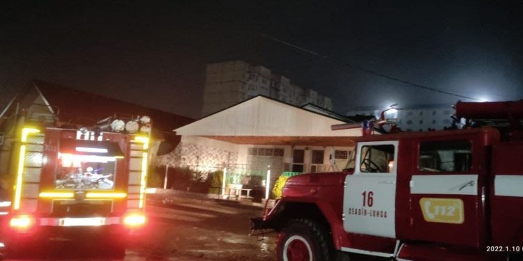 Incendiu la un magazin alimentar din Ceadîr-Lunga. Au intervenit două echipaje de pompieri | FOTO