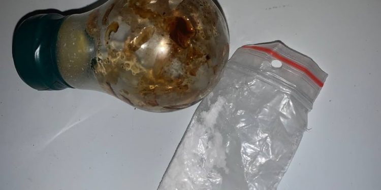 Doi bărbați, reținuți de polițiști, cu substanțe narcotice în buzunare