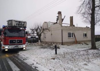 Polonia a fost traversată de o furtună atât de puternică, încât camioane de câteva tone au fost răsturnate pe șosele | VIDEO