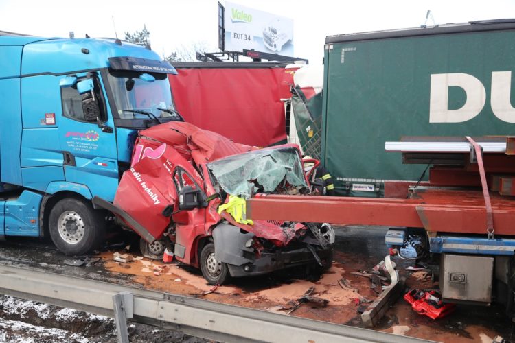 Carambol uriaș, cu peste 40 de mașini, pe o autostradă din Cehia | FOTO