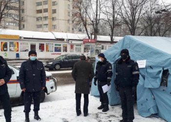 Mai mulți locuitori ai capitalei ai făcut rânduri de dimineață la corturile unde se face testarea anti-covid, fiind nevoiție să îndure frigul. Subiectul a stârnit un val de acuzații între municipalitate și ministrul Sănătății | VIDEO