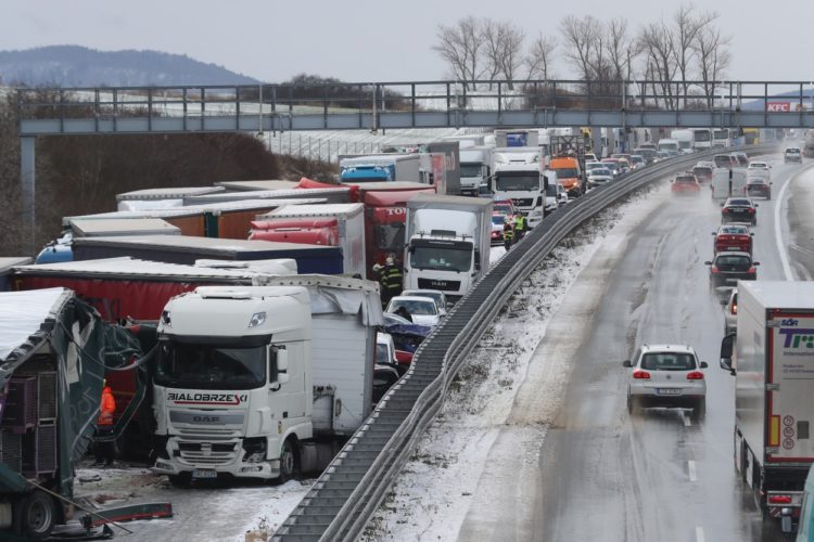 Carambol uriaș, cu peste 40 de mașini, pe o autostradă din Cehia | FOTO