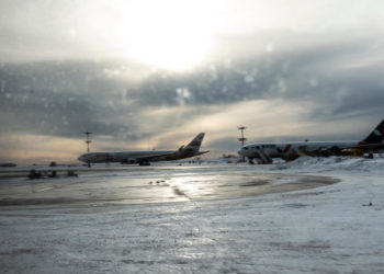 В аэропортах Москвы задержали или отменили более 80 рейсов