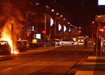 Во Франции в новогоднюю ночь хулиганы сожгли 870 авто