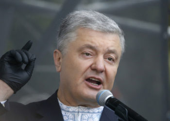 „Era binedispus și a făcut poze cu toată lumea”. Cum a fost întâmpinat la întoarcerea în țară Petro Poroșenko, fostul președinte al Ucrainei acuzat de înaltă trădare și finanțare a terorismului | VIDEO