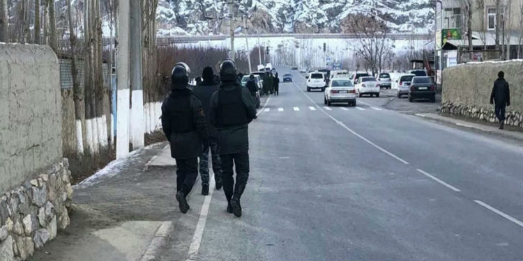 В Киргизии мирных жителей эвакуируют из зоны конфликта на границе с Таджикистаном