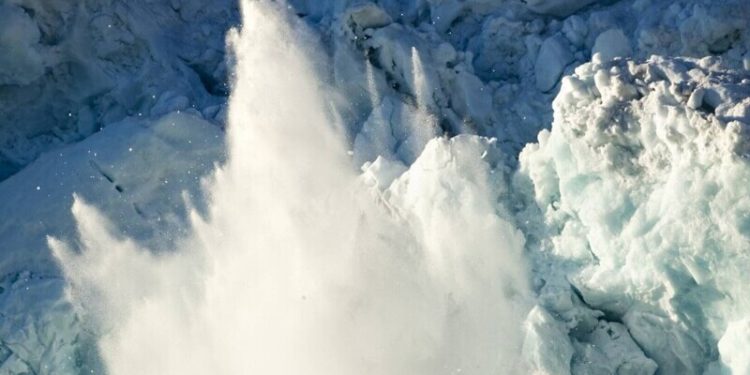 România: Turişti surprinşi de o avalanşă în zona vârfului Negoiu; salvamontiştii – aproape de locul în care aceştia sunt blocaţi