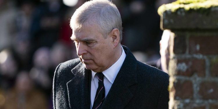 Принца Эндрю лишили почетных званий из-за обвинений в изнасиловании