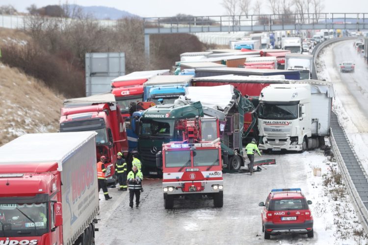 Carambol uriaș, cu peste 40 de mașini, pe o autostradă din Cehia | FOTO