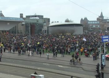 В Амстердаме собралась большая демонстрация против ковид-политики правительства