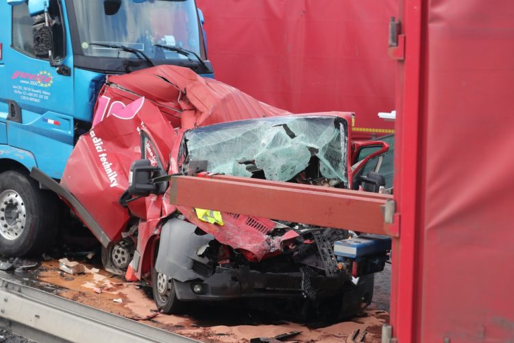 Carambol uriaș, cu peste 40 de mașini, pe o autostradă din Cehia | FOTO