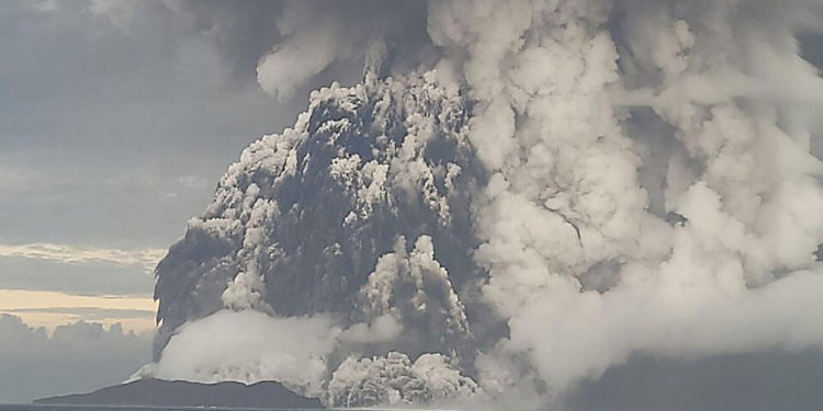 НАСА: извержение вулкана у Тонга сравнимо со взрывом сотен атомных бомб