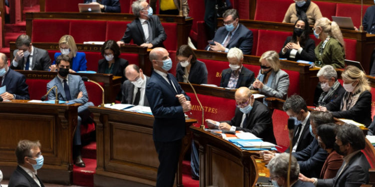 Zeci de parlamentari francezi amenințați cu moartea, înaintea unui vot care permite doar vaccinaților acces la unele activități