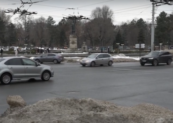 Glod peste tot! Prima zăpadă și-a lăsat serios amprenta peste aspectul Chișinăului, spre nemulțumirea locuitorilor orașului | VIDEO
