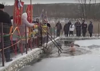 Cunoscutul lemnar Sergiu Obadă care este țintuit în scaunul cu rotile păstrează tradiția. Și în acest an de Bobotează el a intrat în apa rece | VIDEO