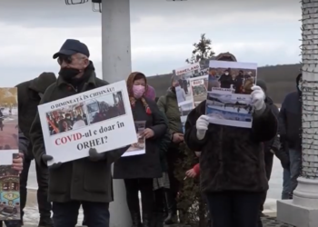 «La Chișinău în troleibuze, autobuze nu este Covid? Doar la OrheiLand?»: Părinții din raionul și municipiul Orhei au organizat un flash mob în susținerea măsurilor autorităților locale | VIDEO