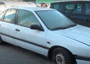 În mizerie și frig, așa își duc traiul câțiva minori care și-au găsit adăpost într-o mașină abandonată din capitală. Ce știu autoritățile despre acest caz | VIDEO