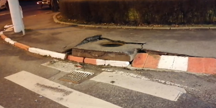 Explozii puternice urmate de incendii au proiectat în aer capace ale canalizării din Sibiu. Pompierii și poliția au intervenit