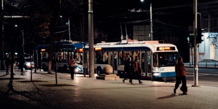 În atenția călătorilor! Din cauza poleiului, este afectată circulația troleibuzelor pe străzile Capitalei