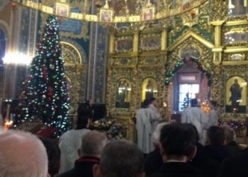 Credincioșii care marchează Crăciunul pe stil vechi și-au început ziua la biserică. Mulți dintre cei prezenți la slujbă nu au respectat normele pandemice | VIDEO