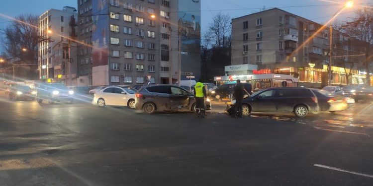 Accident la Botanica: Două mașini s-au ciocnit într-o intersecție | FOTO