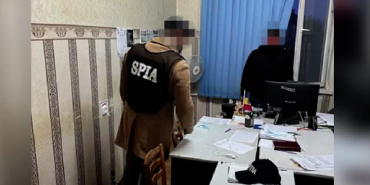 Ofițer MAI filmat cum cere mită de o mie de euro, pentru a „rezolva” un dosar penal: „- Cât ai? -20 de mii. – Îi prea mult” | VIDEO