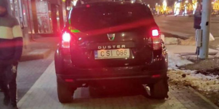Poliția confirmă că „obraznicul” care a parcat direct pe spațiul verde este de la Guvern. Cum a fost sancționat | VIDEO