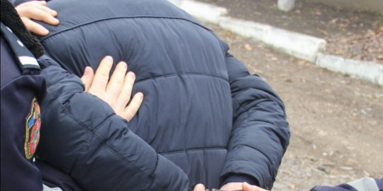 A profitat de neatenția vânzătoarei și a scos din magazin mai multe produse de igienă: Un bărbat, reținut la Ialoveni