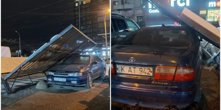 I-a căzut un „merci” pe mașină și i-a distrus-o: Standul s-a răsturnat din cauza vântului puternic