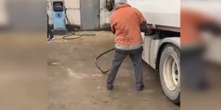 Activitate ilegală de comercializare a produselor petroliere, deconspirată de polițiști | VIDEO