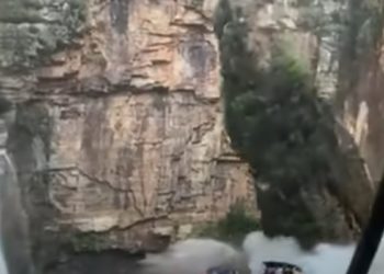 Кусок скалы обрушился на туристов и попал на видео